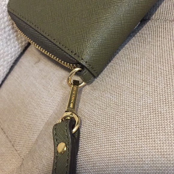 ❌❌SOLD❌❌Beautiful Olive Green MichaelKors Wristlet - Picture 5 of 6